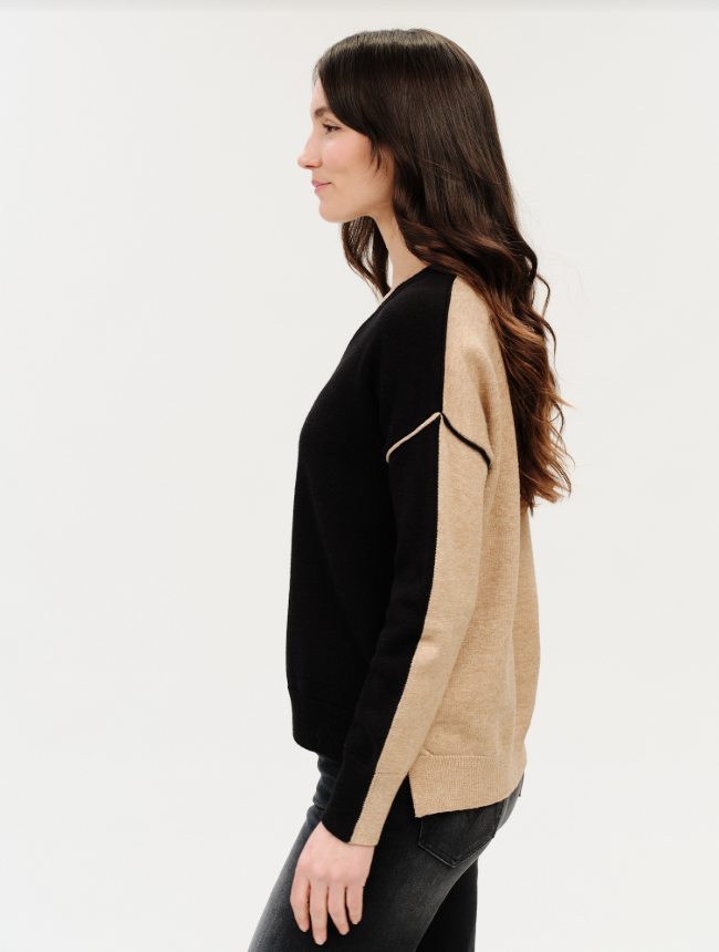 V-NECK EXPOSED SEAM BLACK/CAMEL SWEATER
