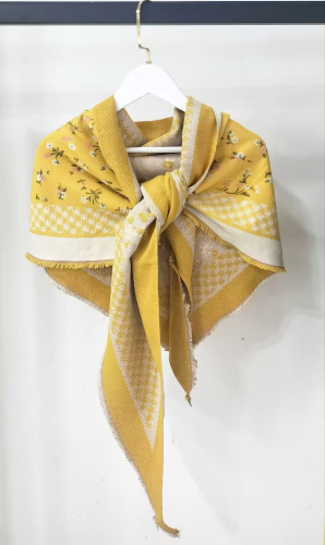 TRIANGLE SCARF YELLOW PRINT